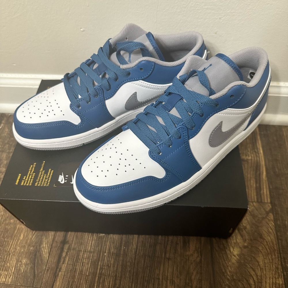 553558 412 Air Jordan 1 Low True blue/ cement grey size 9